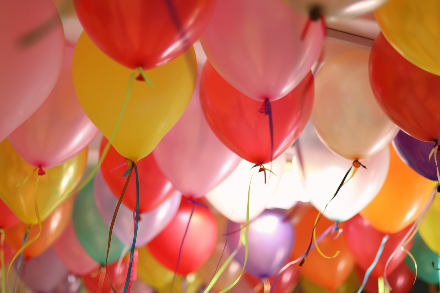 Bunte Heliumballons schweben unter der Decke
