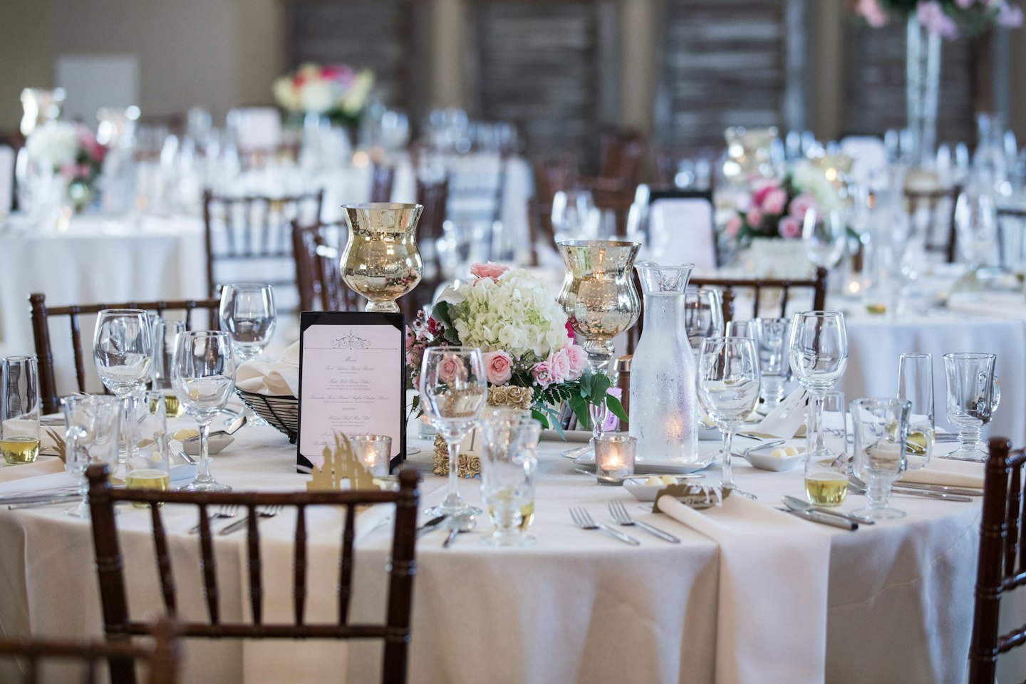 Eleganter Festtisch mit floralem Mittelstück
